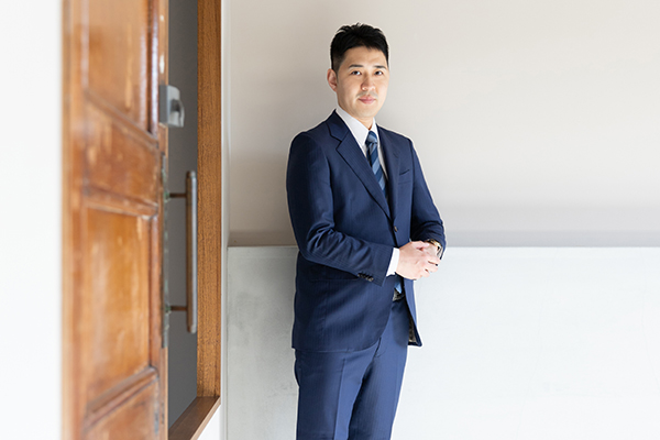 パーソナルカラースーツを着用した男性経営者